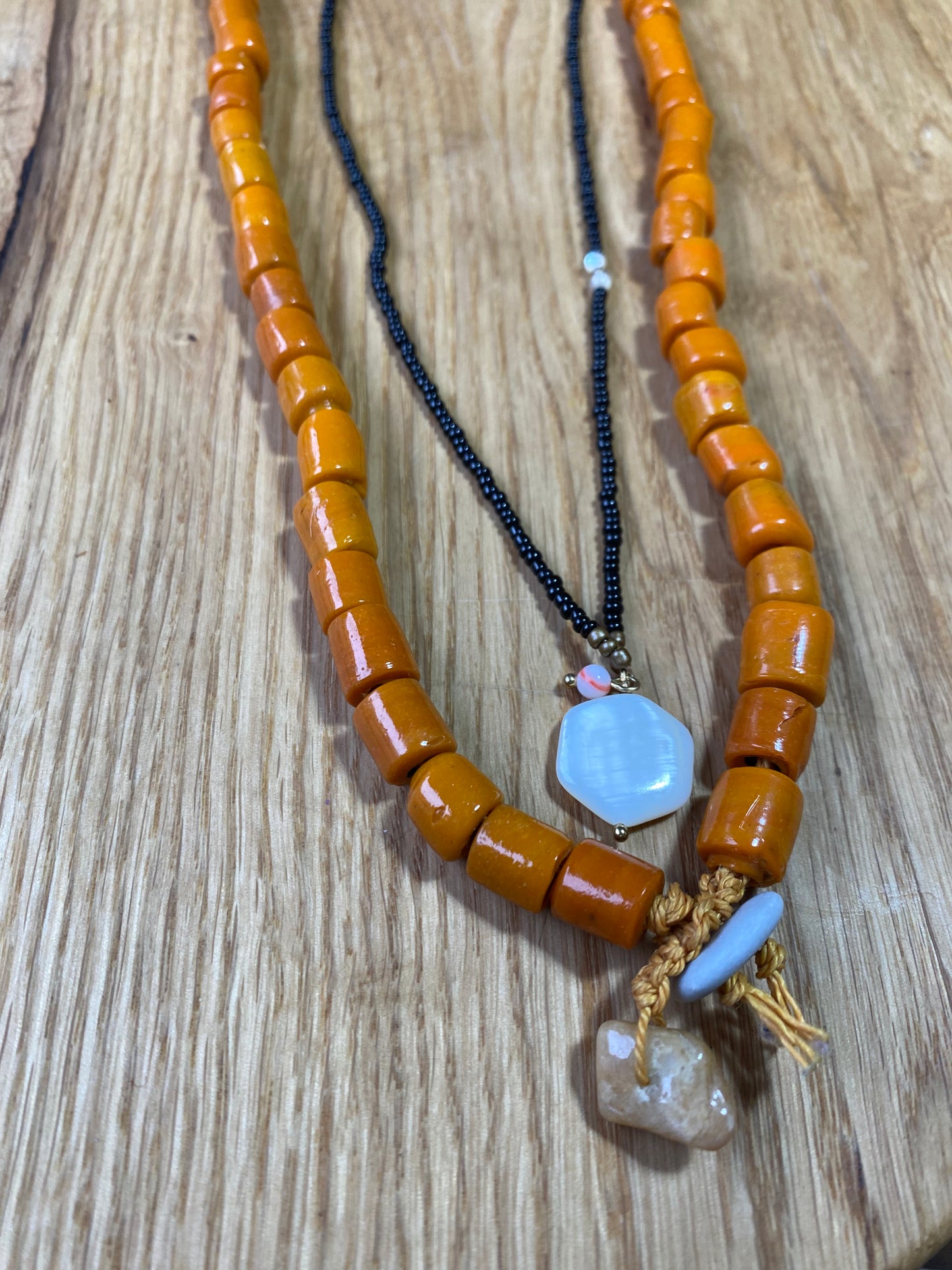 Dunne zwarte ketting met parelmoeren hanger